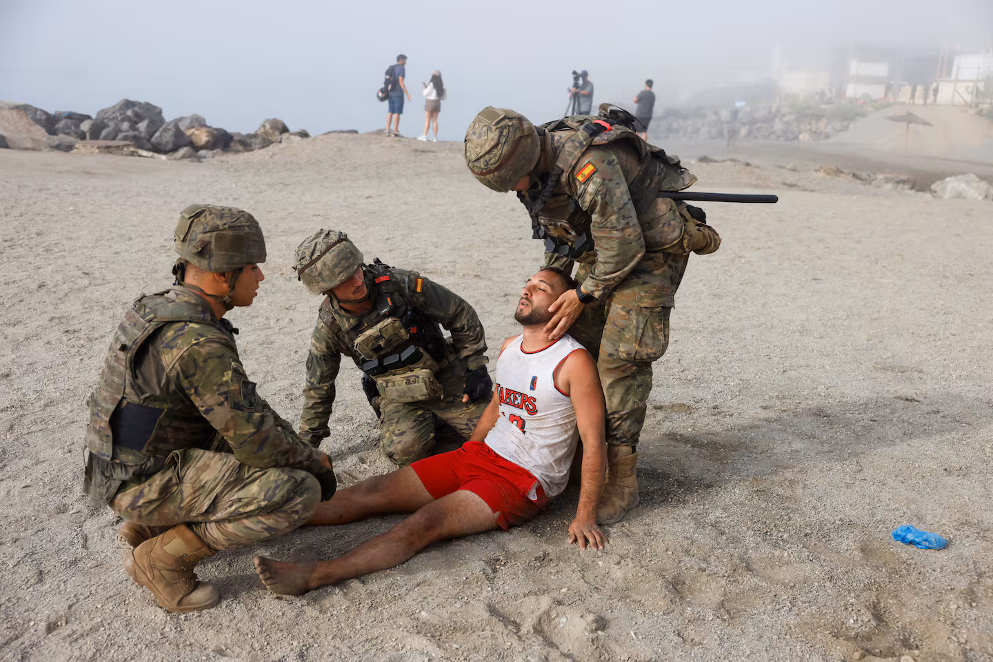 Soldados espanoles asisten a un migrante en una playa de ceuta foto reutersjon nazca LIAIXYD4Q4DZPFHCWW2K3MYHYI