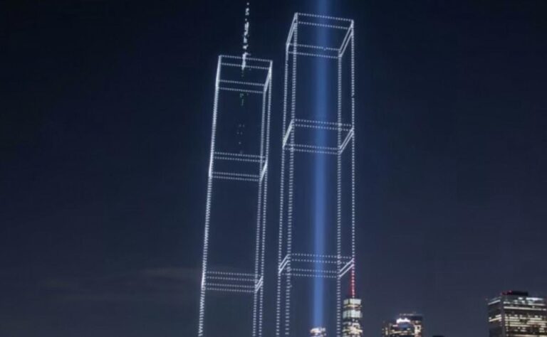 Nueva York homenajeó a las víctimas del 11-S con una impactante recreación de las Torres Gemelas