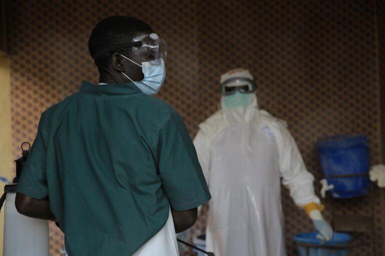 Congo enfrenta una crisis de ébola con más de 8.000 casos confirmados y escasez de personal sanitario