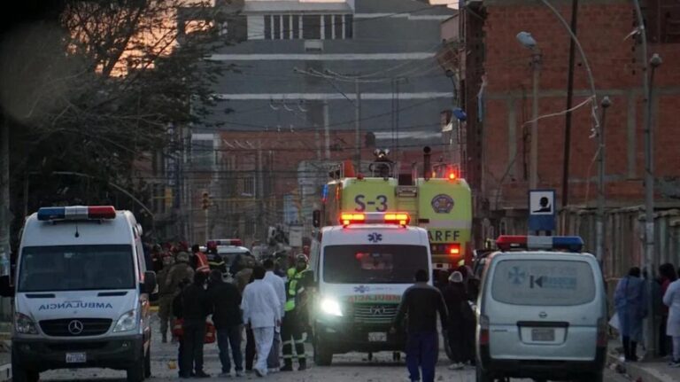 Continúa la búsqueda de 14 soldados en Bolivia tras explosión en un cuartel