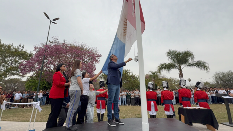 Morteros renovó la Plaza de Mástiles e izó la bandera cordobesa en un acto estudiantil