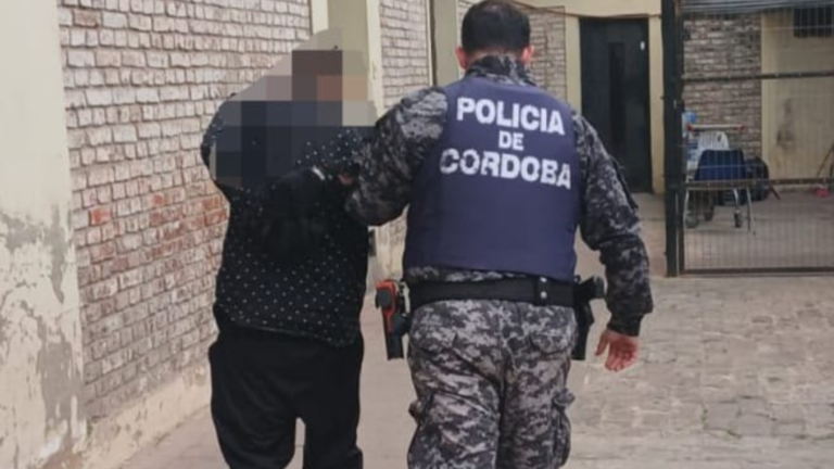 Se presentó en una casa a exigir comida, forcejeó la puerta y terminó aprehendido
