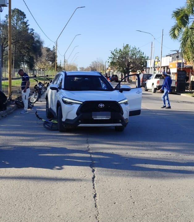 Un niño de 9 años chocó con su bicicleta contra un auto y quedó en observación