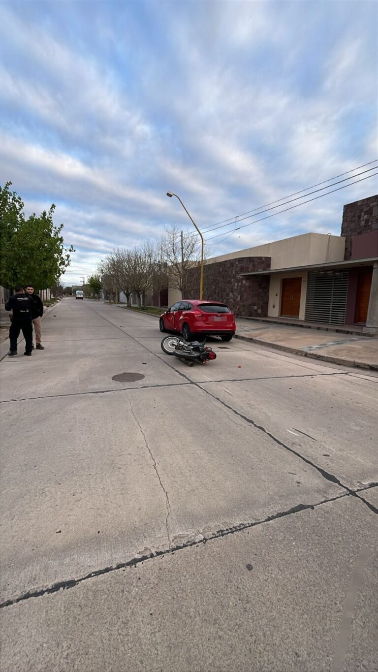 Un hombre de 30 años resultó herido tras chocar con su moto contra un auto