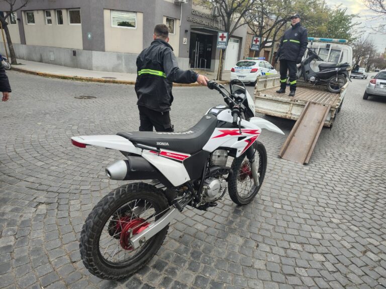 Una motocicleta impactó contra un automóvil tras evadir un control vehicular