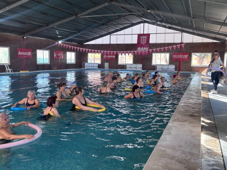 Adultos mayores comenzaron las actividades de natación en San Isidro