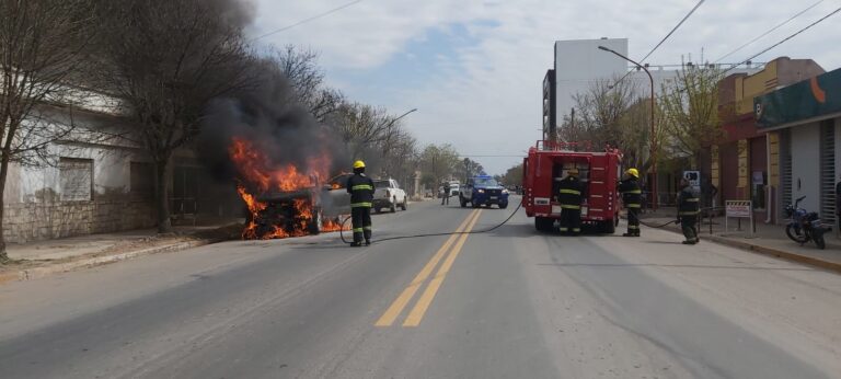 La Francia: una camioneta se incendió por completo en pleno Bulevar
