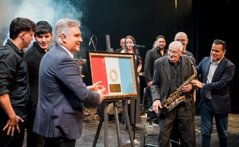 Llaryora asistió al homenaje a “Kuky” Arias en el Teatro del Libertador