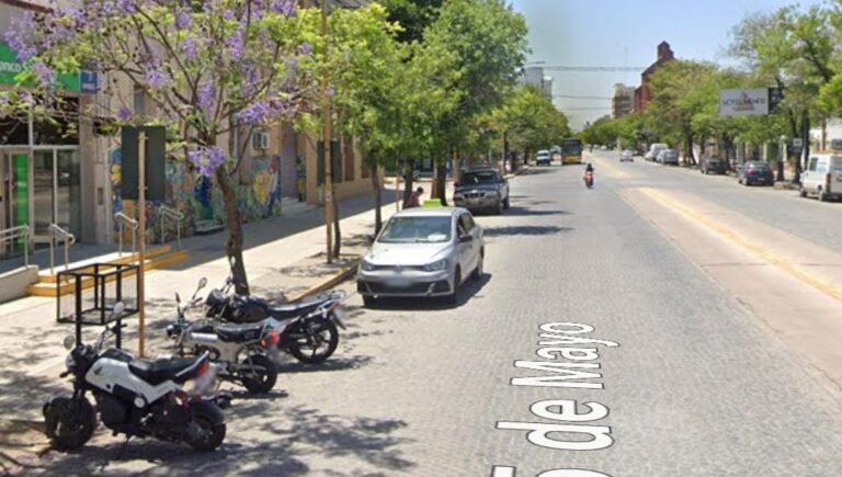 Tres menores fueron sorprendidos realizando pintadas en un local de la zona céntrica