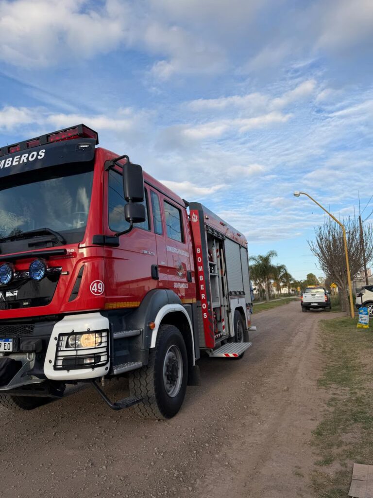 Rescataron a un perro que quedó atrapado debajo de una casa container