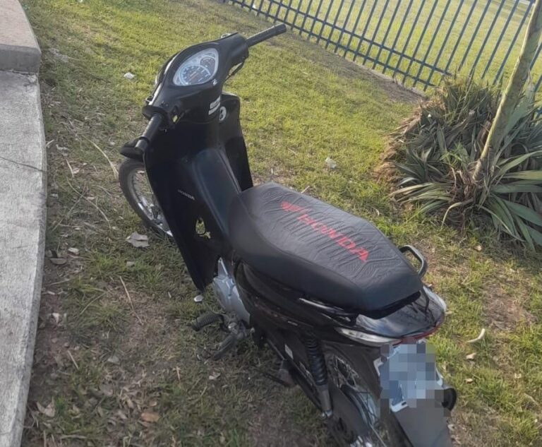 Choque entre una moto y un auto dejó a una joven trasladada al hospital