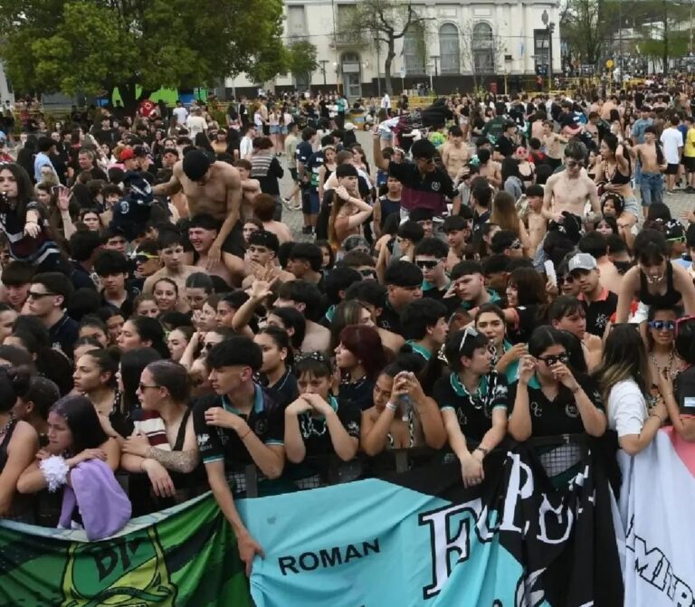 La Estudiantina comenzó con una primera jornada a pleno en la Plaza Cívica