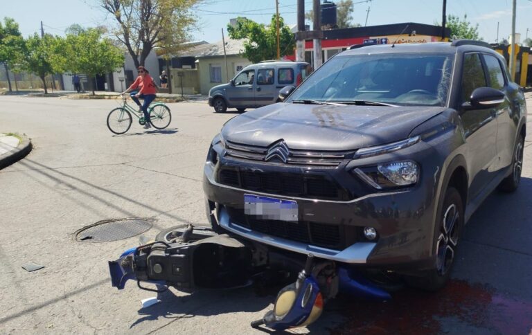Accidente de tránsito en barrio Ciudad: una motociclista fue trasladada al hospital
