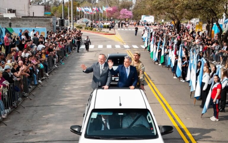 Llaryora encabezó el desfile por el 159° aniversario de Villa María