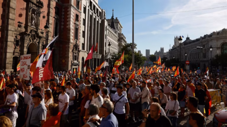 Miles de personas marcharon en Madrid contra Pedro Sánchez y pidieron elecciones inmediatas