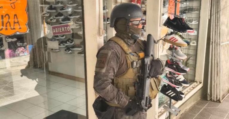Vendían zapatillas en el Centro de Córdoba y ocultaban droga en el calzado: tres detenidos