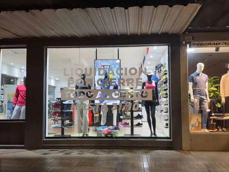 Dos comercios de ropa deportiva anunciaron su cierre