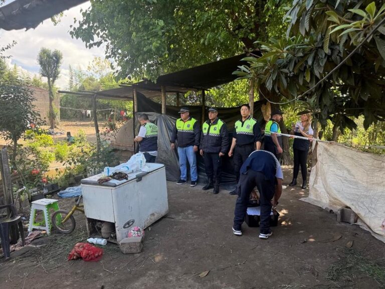 Encontraron muerto a un bebé en un canal de riego y detuvieron a cuatro familiares