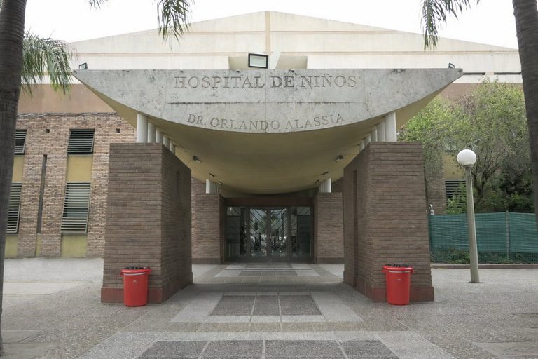 La niña atacada por un pitbull fue derivada de urgencia a Santa Fe por la gravedad de sus heridas
