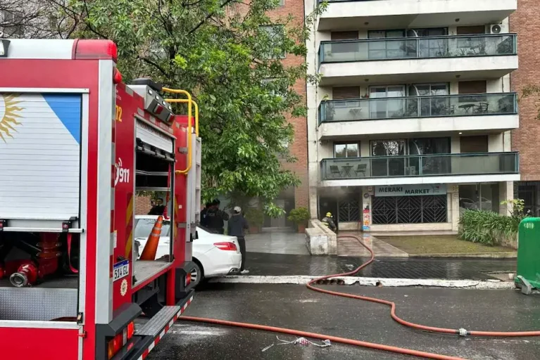 Incendio en un minimercado de Nueva Córdoba obligó a evacuar un edificio de 12 pisos
