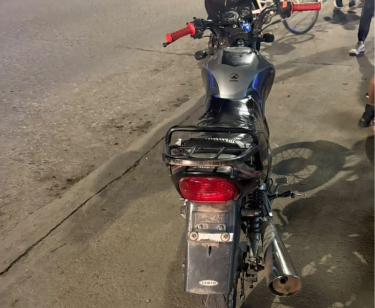 Madre e hija hospitalizadas tras perder el control de su moto en barrio Catedral