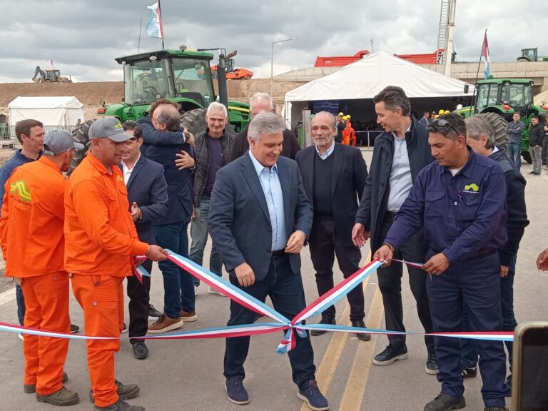 Llaryora: «Hacemos un esfuerzo extra, pero no llega ni un solo centavo»