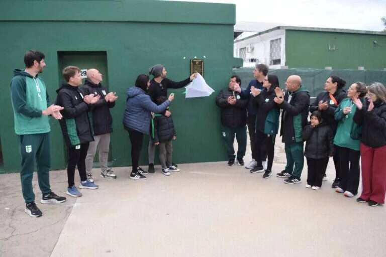 Sportivo Belgrano homenajeó a Carlos Favot con una placa en el área de mantenimiento
