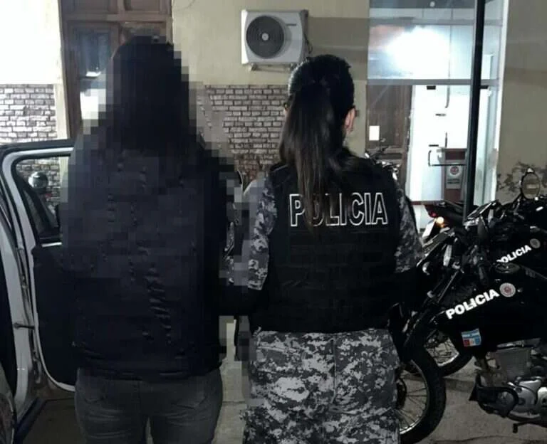 Aprehendieron a una mujer por daños a un automóvil