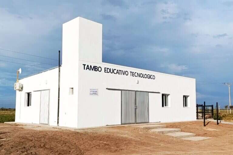 El Arañado: una escuela agrotécnica incorpora un tambo tecnológico para fortalecer la formación de sus estudiantes