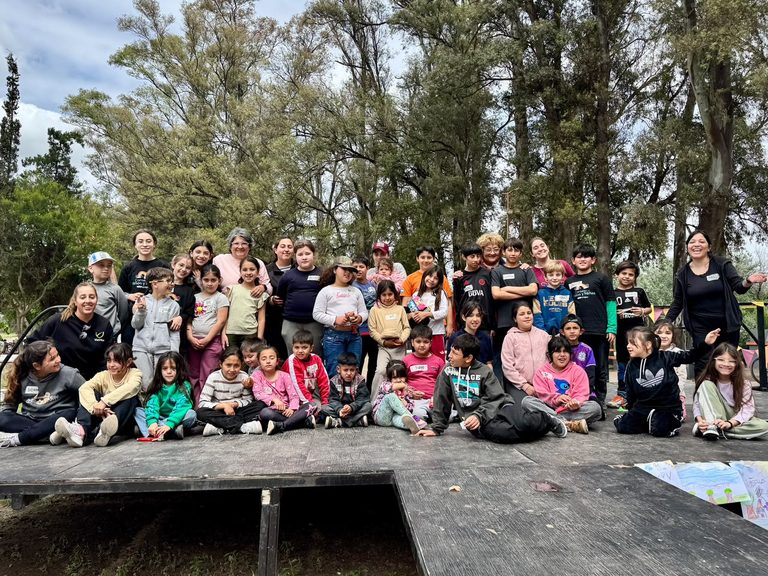 Niños y niñas de Arroyito disfrutaron de una jornada de juego y naturaleza en la Costanera del Xanaes