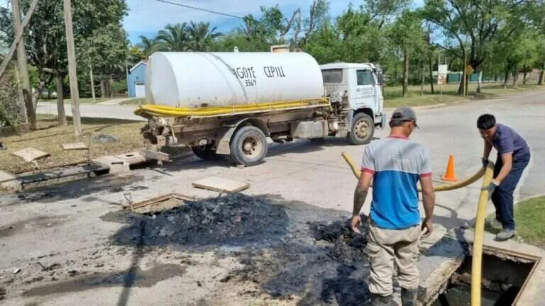 El municipio realiza la limpieza de canales entubados en barrio Savio para mejorar el drenaje y prevenir anegamientos