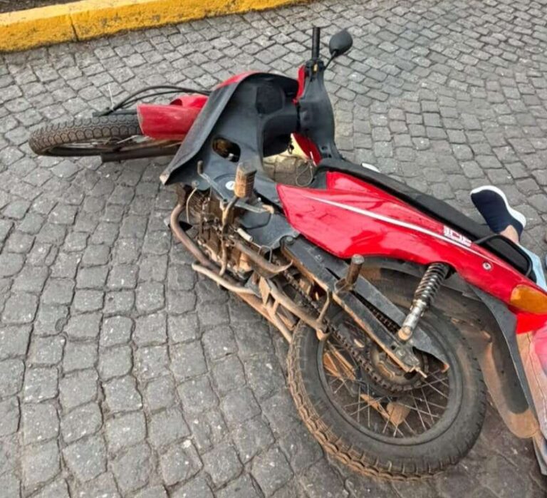 Un motociclista de 76 años sufrió una fractura grave tras embestir a un peatón