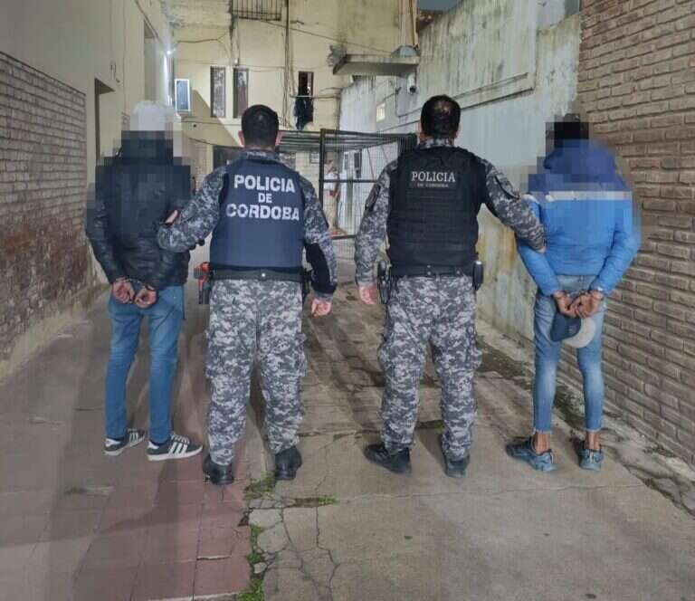 Dos hombres detenidos con pistolas de juguete y un prófugo atrapado en barrio Sarmiento