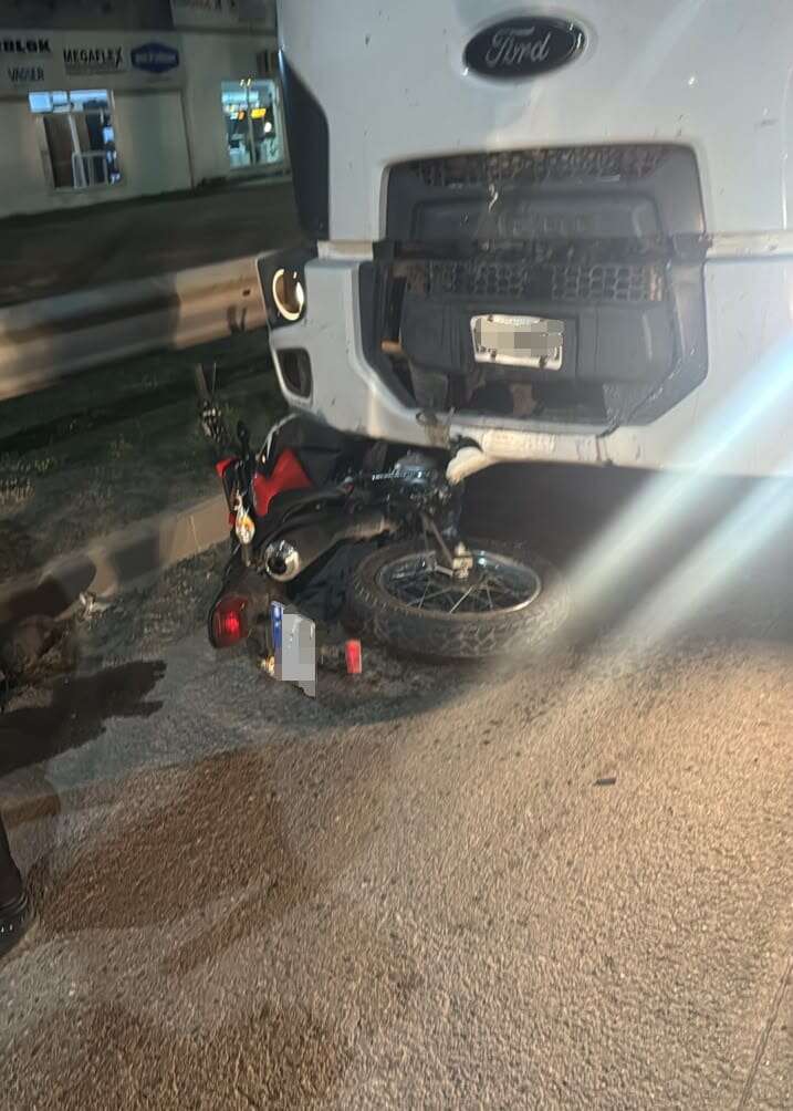 Las Varillas: motociclista hospitalizado tras colisionar contra un camión