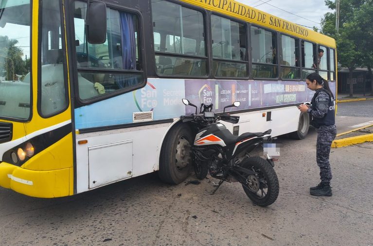 Un colectivo urbano y una moto chocaron en el centro