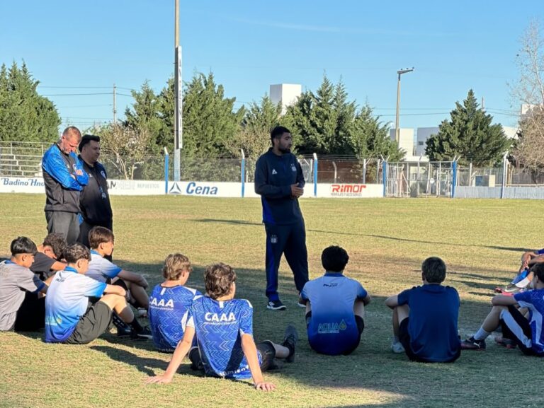 Antártida Argentina recibió a un representante de Talleres para una jornada de formación en fútbol juvenil