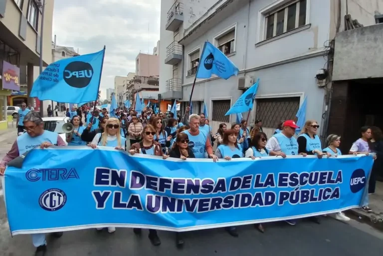 Córdoba reabre la paritaria docente y convocó a la UEPC para revisar los salarios