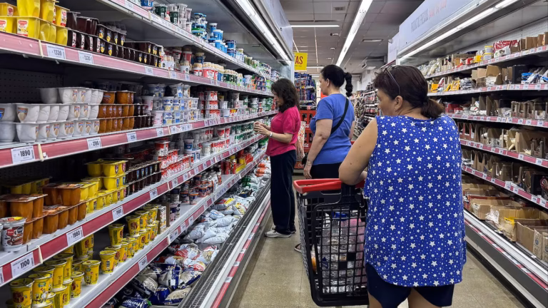 Alertan por el deterioro de la clase media: más deudas, pérdida salarial y recortes en la comida